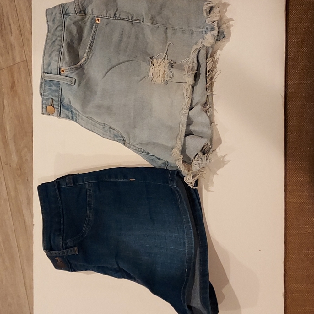 2 Pair Of Women's Size 8 Shorts